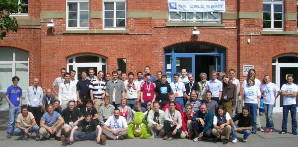 Foto di gruppo dell'Akademy del 2004