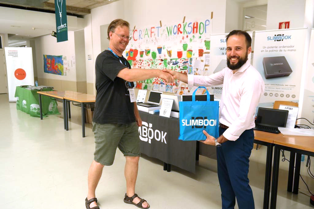 Alejandro López (right), CEO at Slimbook, with Adriaan de Groot from the KDE e.V. board.